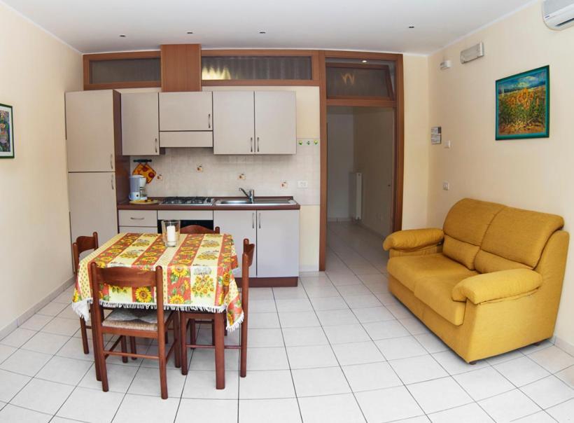 Casa Facchinetti Yellow Apartment Малчезине Екстериор снимка